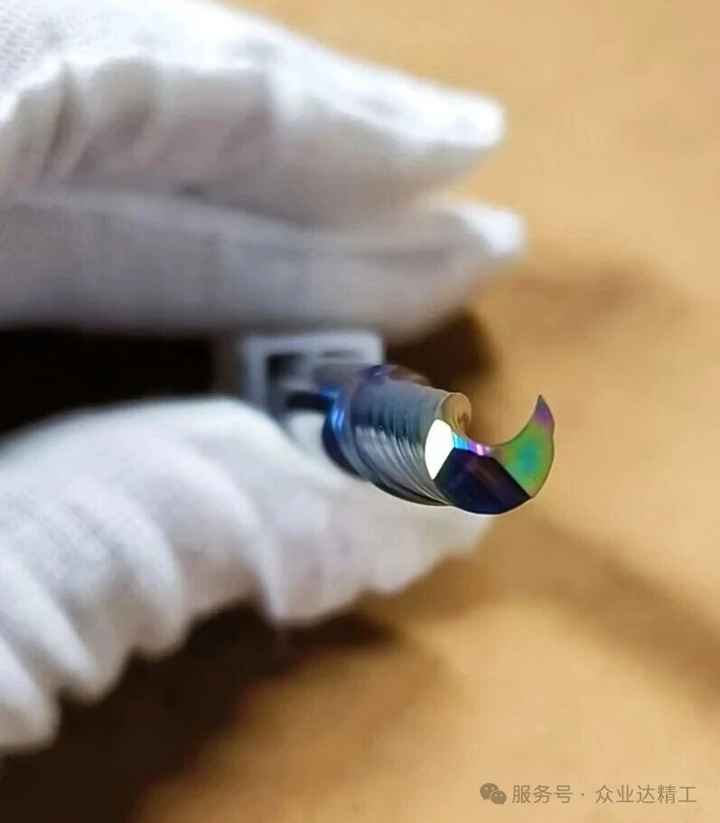 /p>White are strukturella egenskaper?</p><p><br/></p><p>Enflöjlig design med en grundläggande slitstark nanobeläggning. Erbjuder smidigare spånevakuering och långsammare kantmattning jämfört med obelagda versioner.Balanserar kostnad och hållbarhet, med en livslängd som är 1,5 gånger längre än obelagda modeller.</p><p><br/></p><p>Perfekt för kunder med medelstora ordervolymer (30-40 dörrar dagligen) som söker minskade verktygsbyten utan alltför höga kostnader. Minimerar produktionsavbrott samtidigt som de erbjuder lägre kostnader än belagda dubbelkantsmodeller.</p><p><br/></p><p>Dubbeleggad aluminiumskärare med regnbågsbeläggning (belagd)</p><p><br/></p><p><img src=